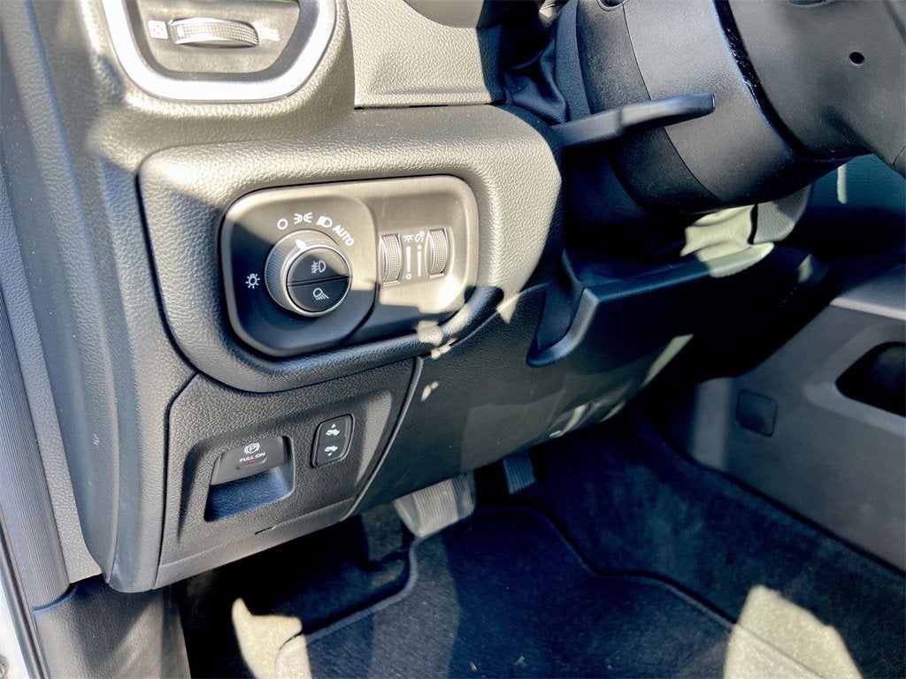 2020 RAM 1500 Laramie Crew Cab 4x4 5'7" Box