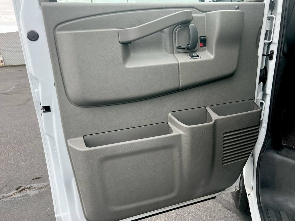 2025 Chevrolet Express Passenger 1LT