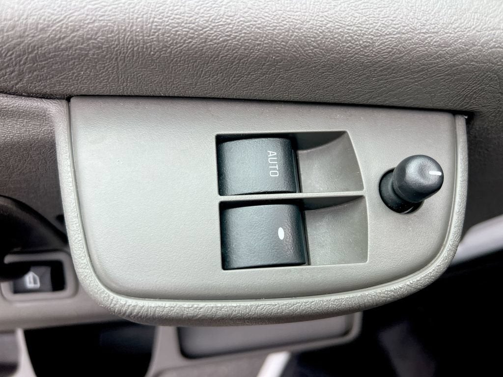 2025 Chevrolet Express Passenger 1LT