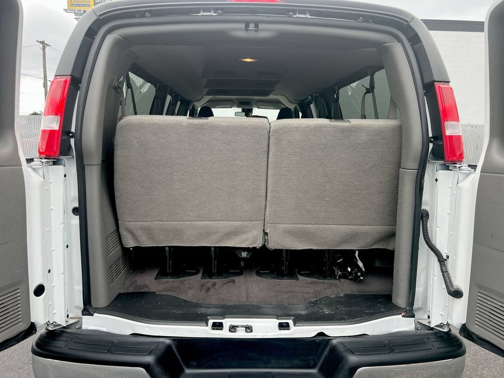 2025 Chevrolet Express Passenger 1LT