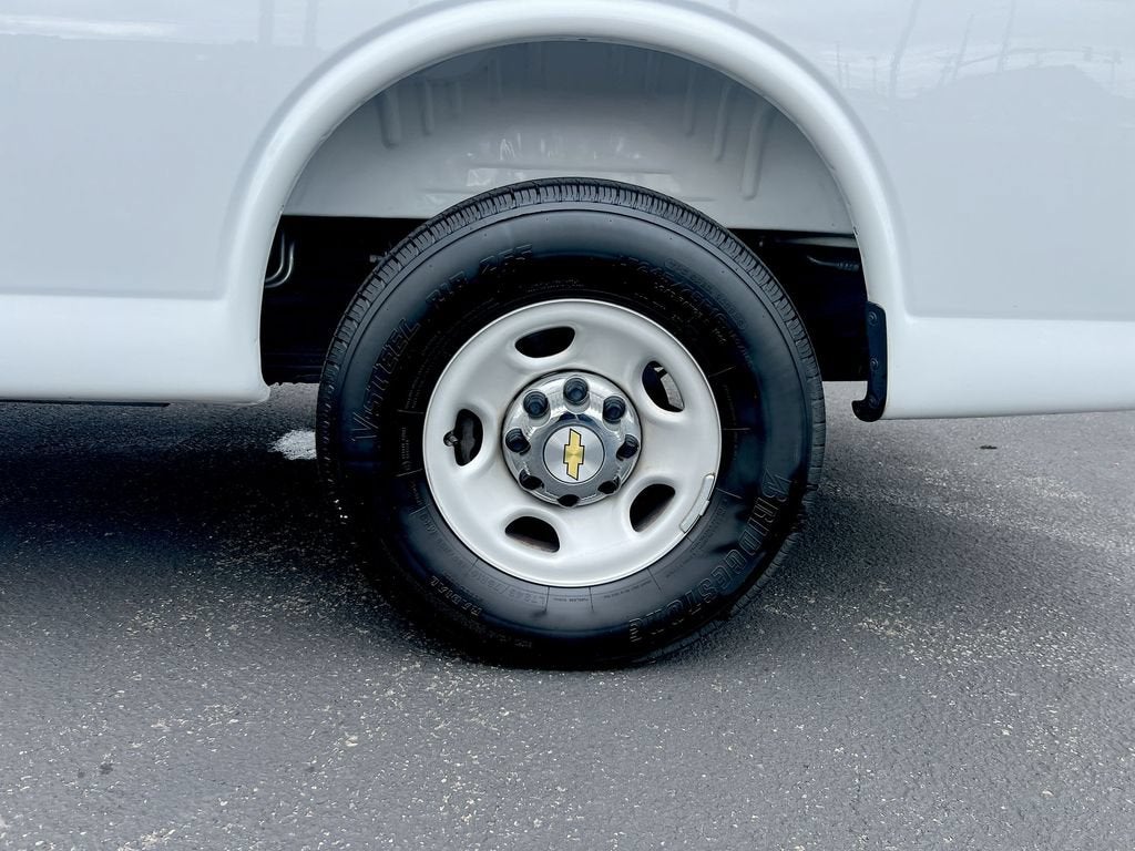 2025 Chevrolet Express Passenger 1LT
