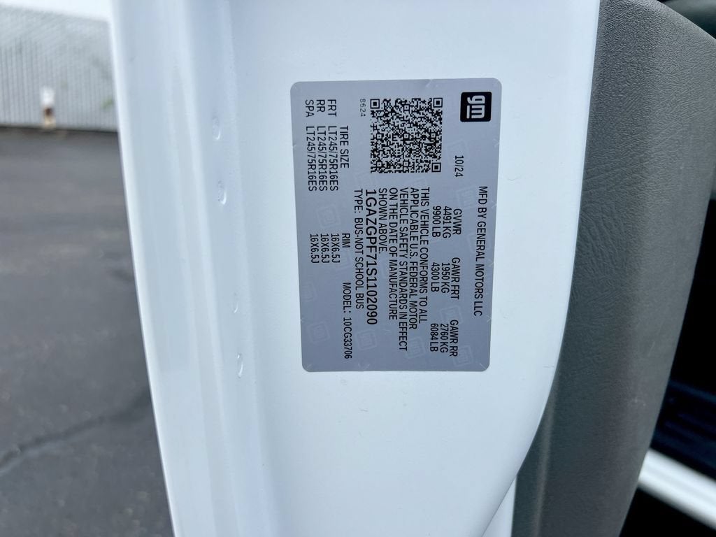 2025 Chevrolet Express Passenger 1LT