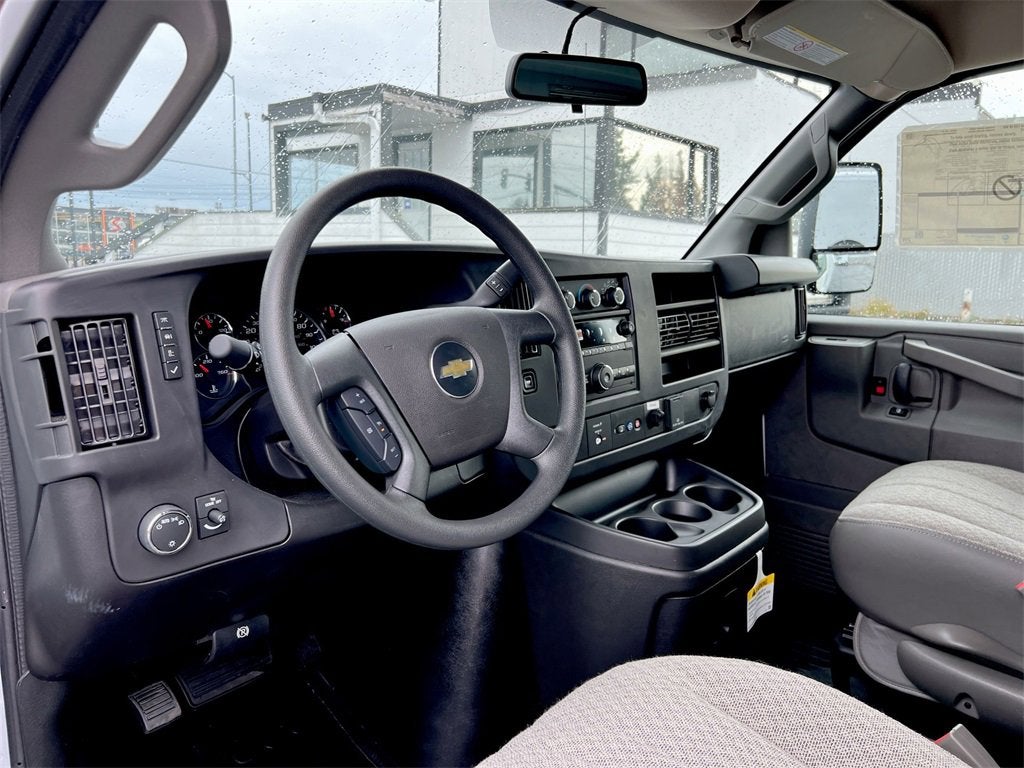 2025 Chevrolet Express Cutaway 3500 1WT