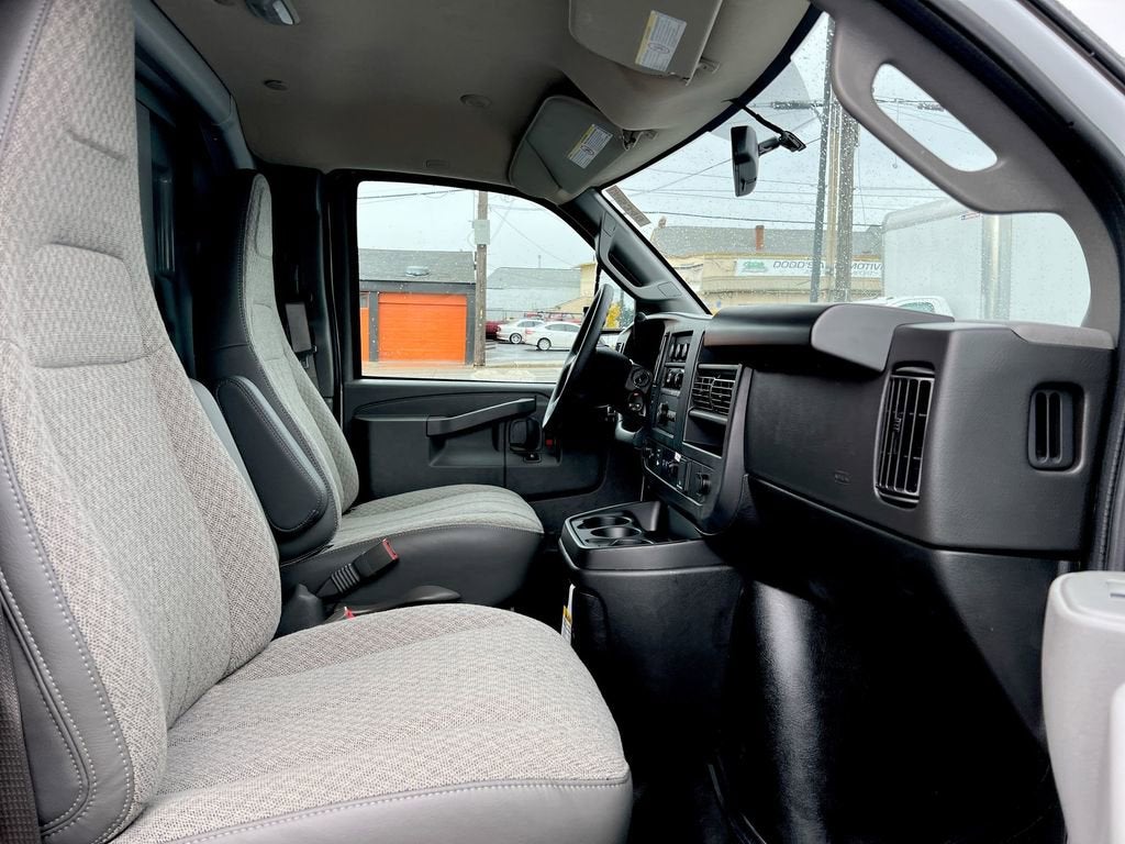 2025 Chevrolet Express Cutaway 3500 1WT