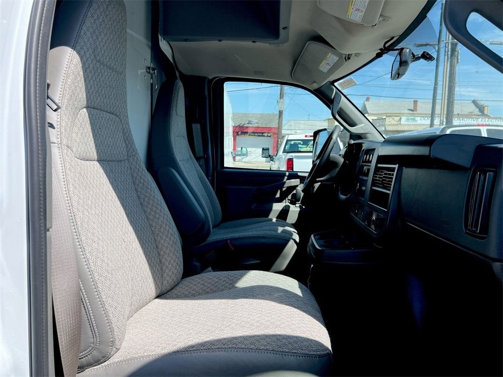 2025 Chevrolet Express Cutaway 3500 1WT